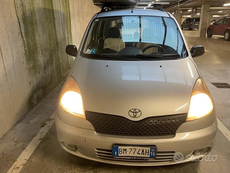 Usata Toyota Yaris Verso 86 CV (63 kW) 2001 Grigio Monovolume