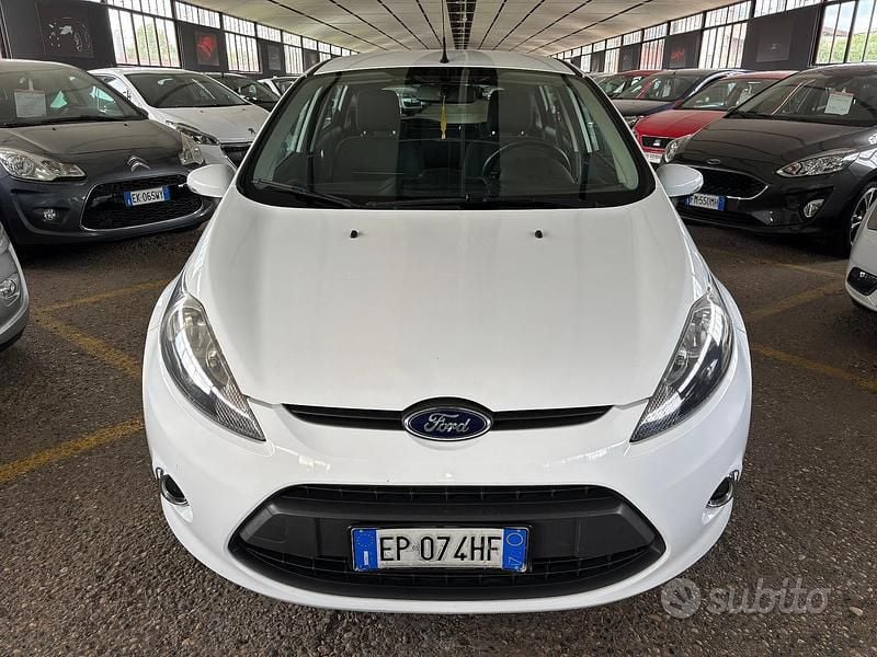 Usata Ford Fiesta Titanium 71 CV (52 kW) 2012 Bianco Berlina