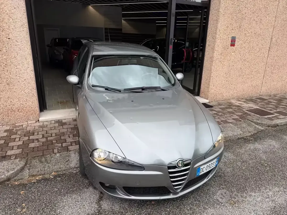 Usata Alfa Romeo 147 Progression 105 CV (77 kW) 2006 Grigio Utilitaria
