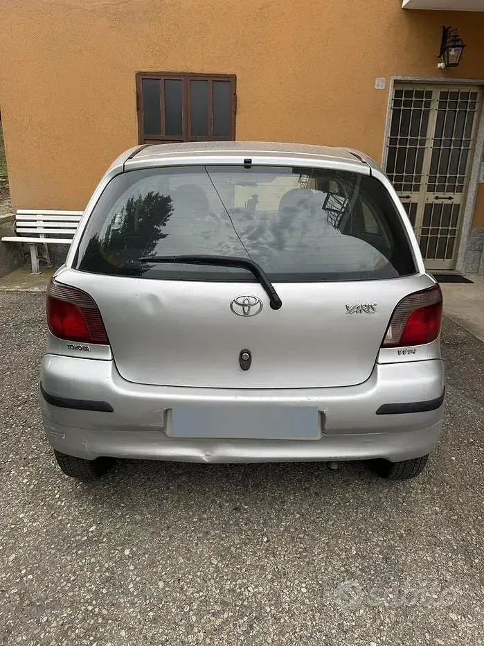 Usata Toyota Yaris 68 CV (50 kW) 2002 Grigio Berlina