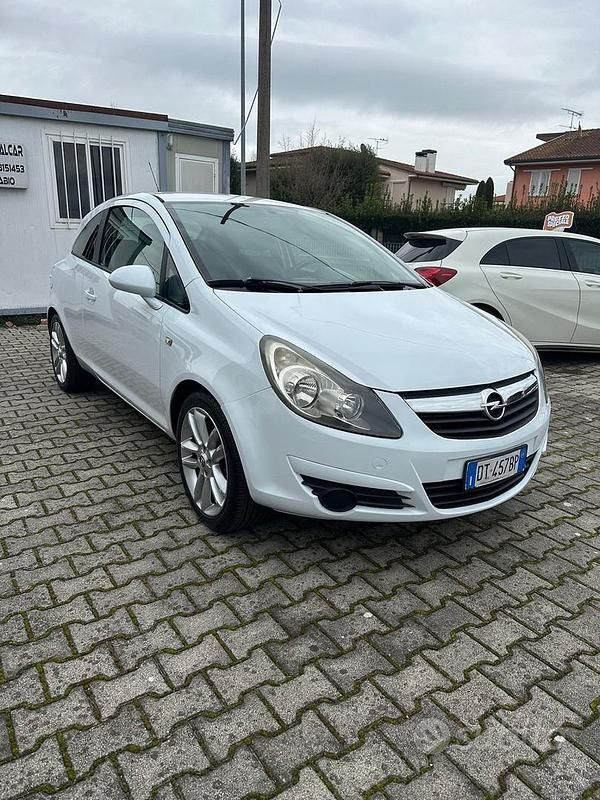 Usata Opel Corsa Sport 75 CV (55 kW) 2009 Bianco Utilitaria
