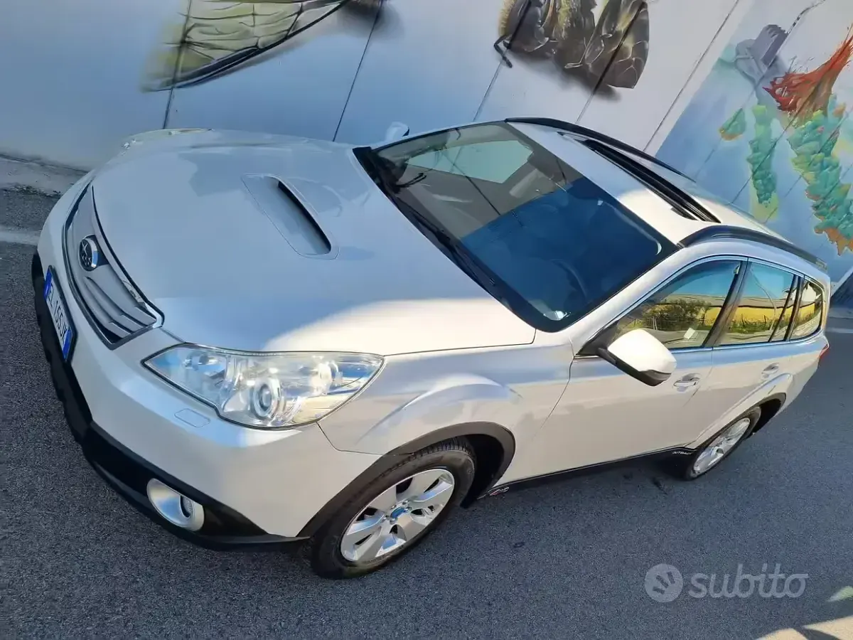 Usata Subaru Outback 150 CV (110 kW) 2012 Bianco Station wagon