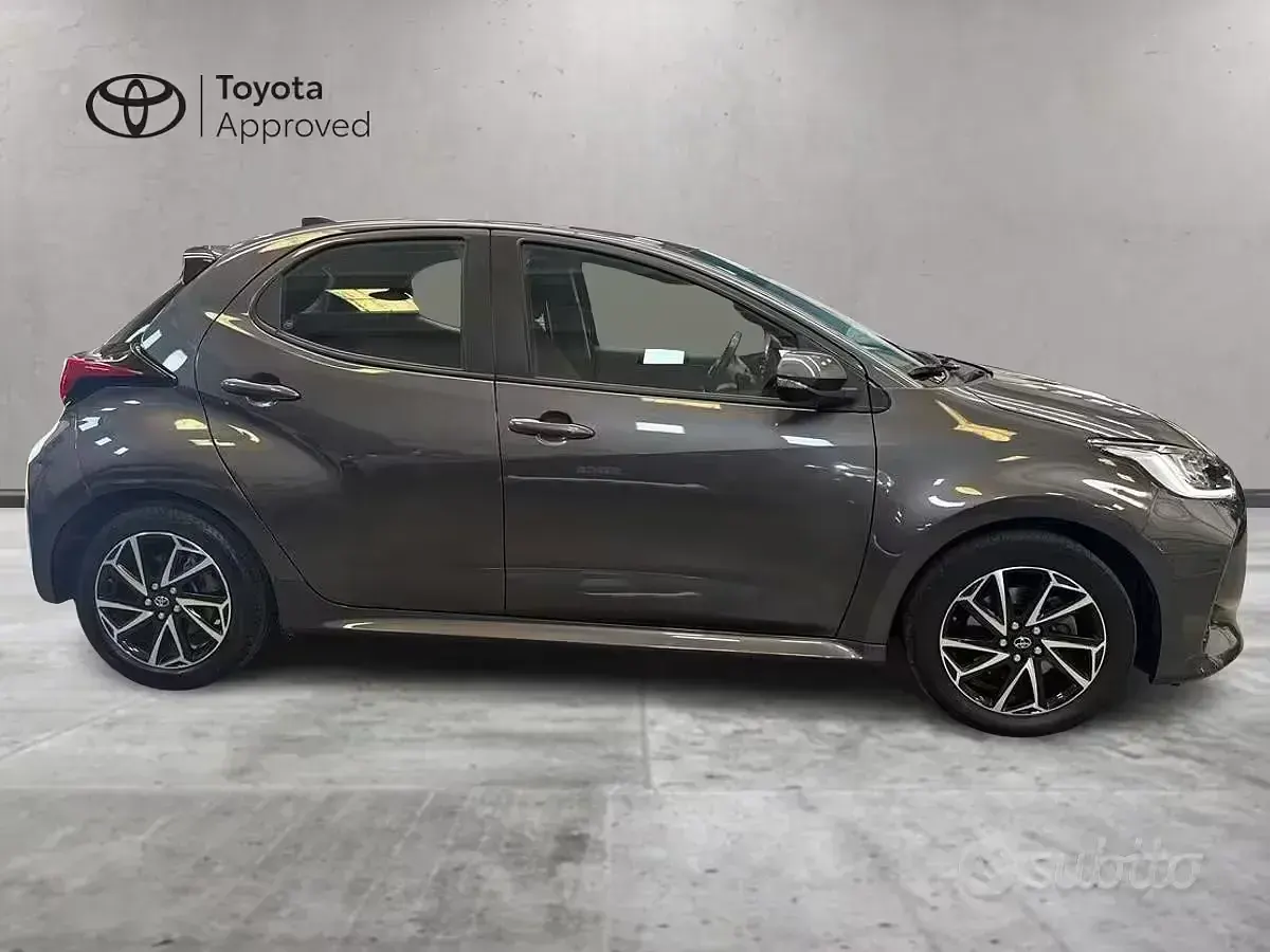 Usata Toyota Yaris Hybrid Trend 92 CV (67 kW) 2023 Grigio Berlina