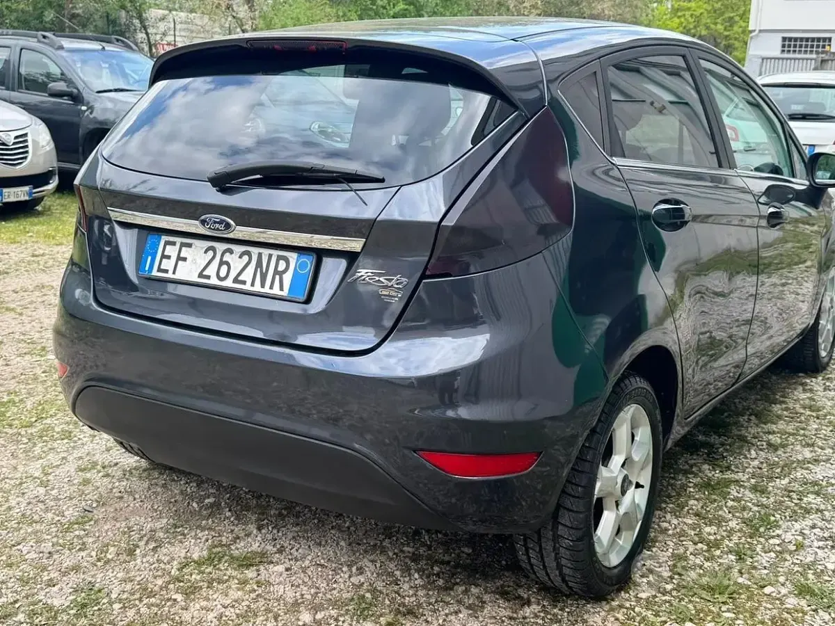 Begagnad Ford Fiesta Titanium 68 HK (50 kW) 2010 Grå Sedan