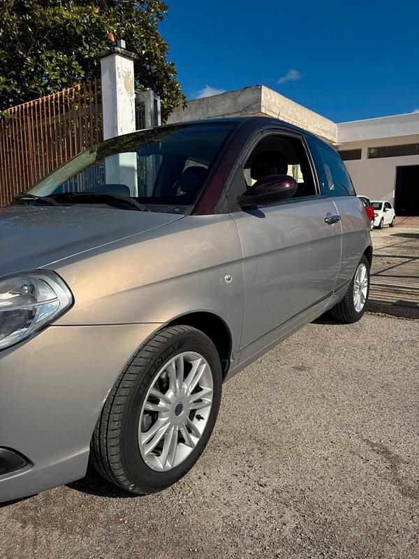 Grigio Usata 2008 Lancia Ypsilon Due volumi | 2950 € (Buon prezzo) - Immagine 1/4