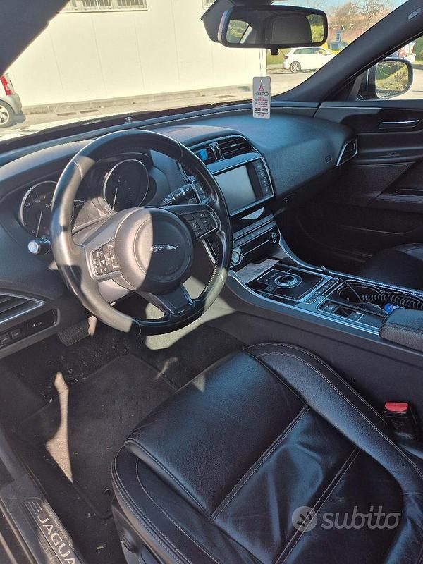 Usata Jaguar XE Portfolio 180 CV (132 kW) 2016 Nero Berlina