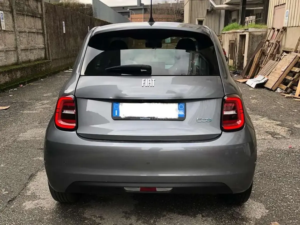 Begagnad Fiat 500e Icon 42 kW (58 HK) 2021 Grå Cab