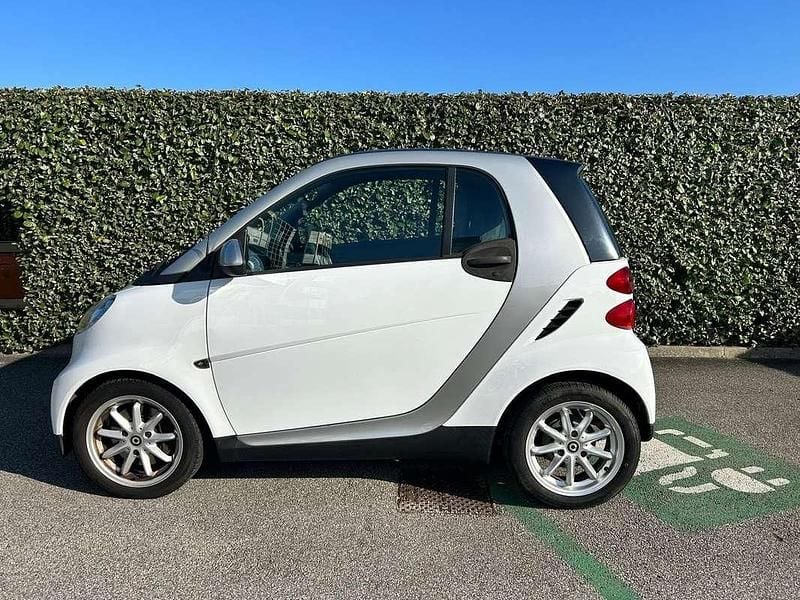 Bianco Usata 2011 Smart ForTwo Coupé Pure Due volumi | 5200 € (Buon prezzo) - Immagine 1/4