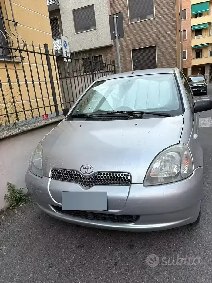 Usata Toyota Yaris 68 CV (50 kW) 2000 Grigio Berlina