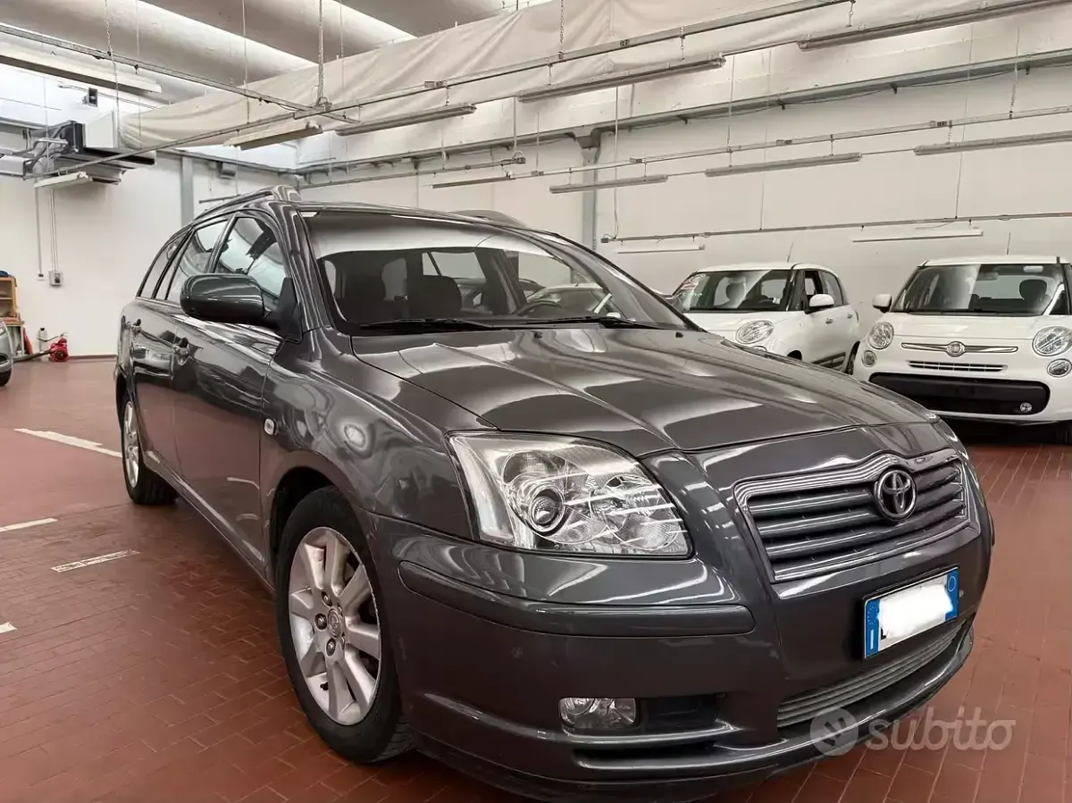 Usata Toyota Avensis 150 CV (110 kW) 2006 Grigio Station wagon