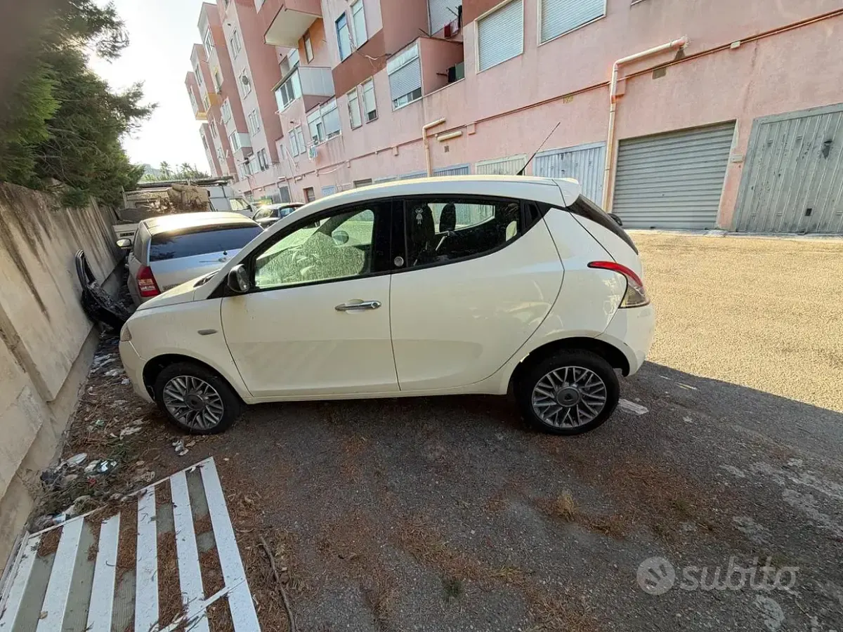 Usata Lancia Ypsilon 85 CV (62 kW) 2013 Giallo Utilitaria
