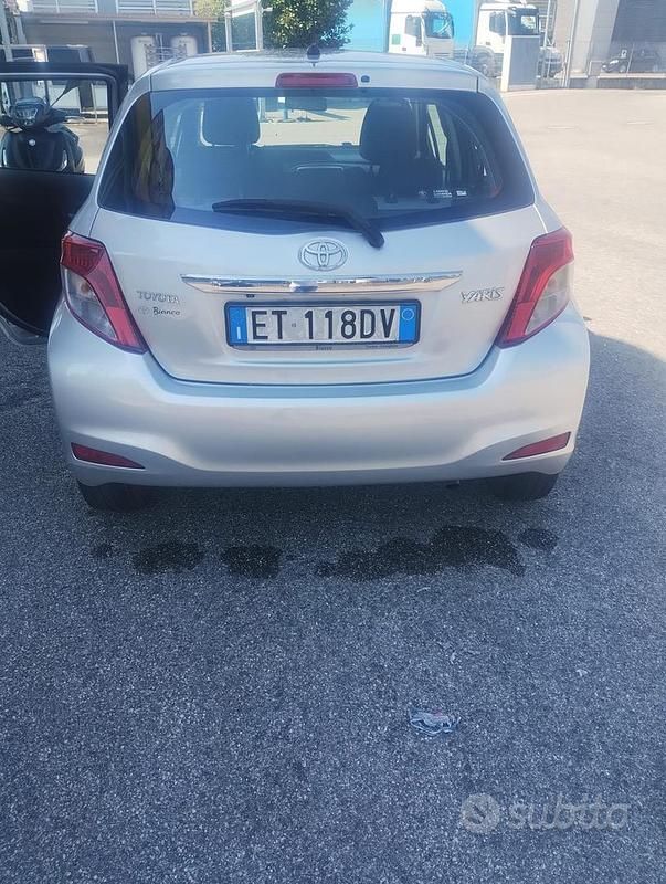 Usata Toyota Yaris 90 CV (66 kW) 2013 Grigio Berlina