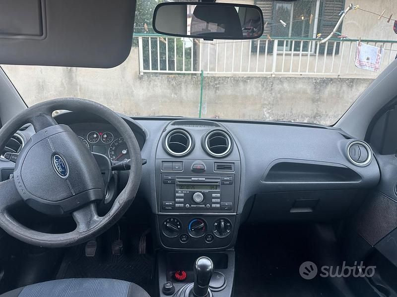 Usata Ford Fiesta 49 CV (36 kW) 2006 Nero Utilitaria