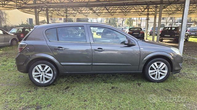 Usata Opel Astra Cosmo 110 CV (80 kW) 2009 Grigio Berlina