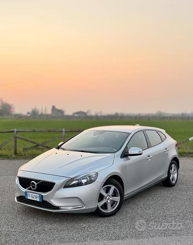 Usata Volvo V40 Kinetic 120 CV (88 kW) 2016 Grigio Berlina