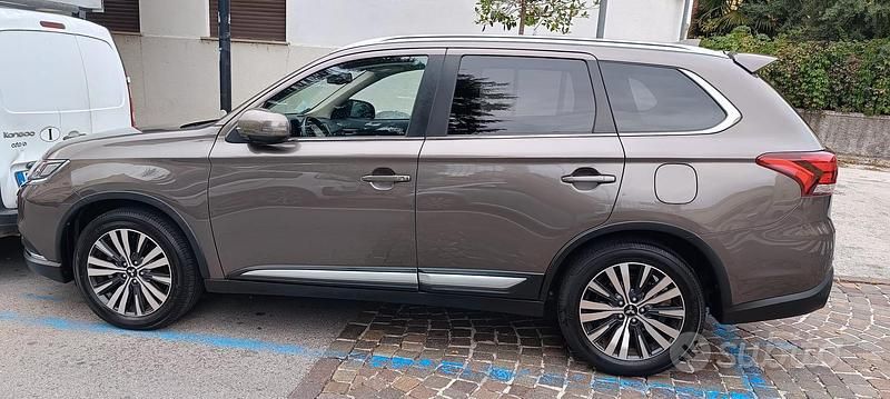 Marrone Usata 2021 Mitsubishi Outlander Instyle SUV | 22.000 € (Cara) - Immagine 1/4
