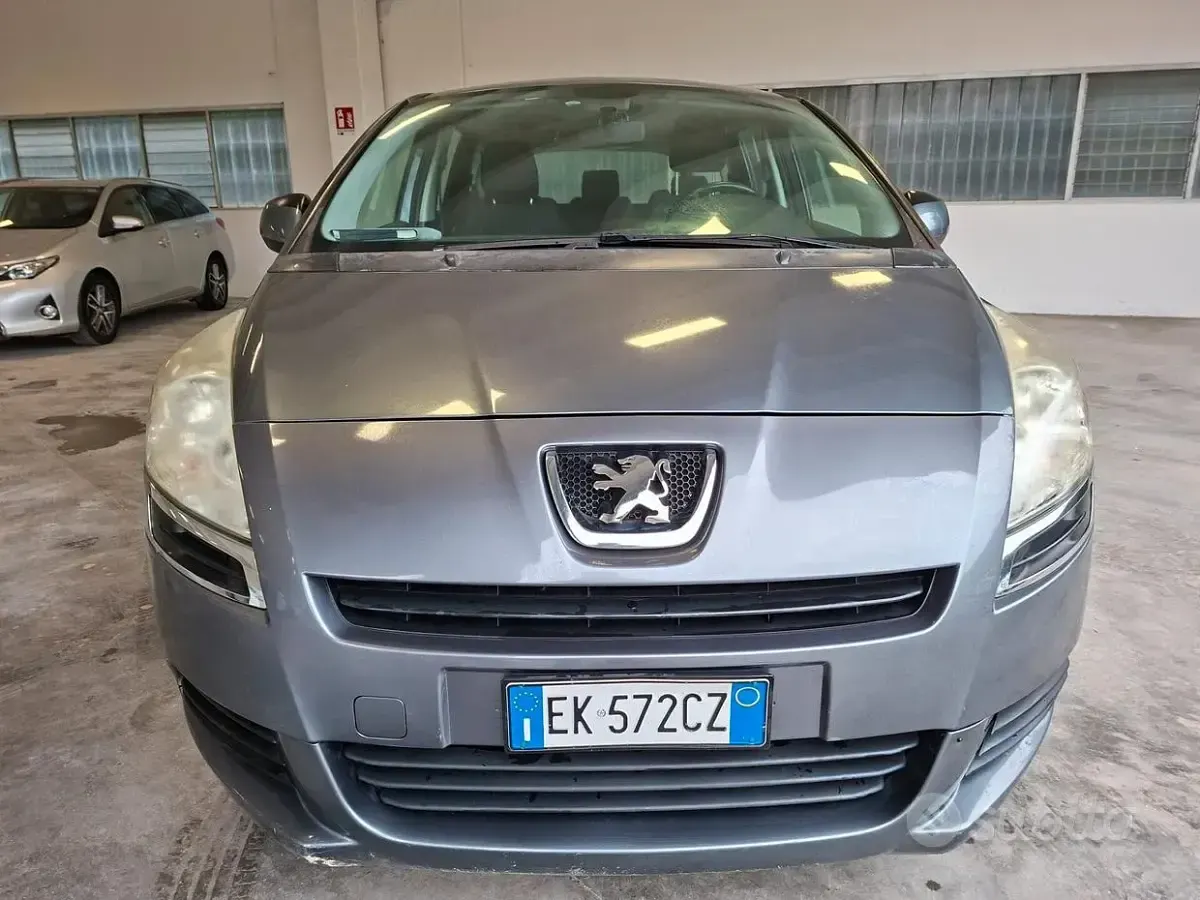 Usata Peugeot 5008 Business-Line 112 CV (82 kW) 2011 Grigio Monovolume