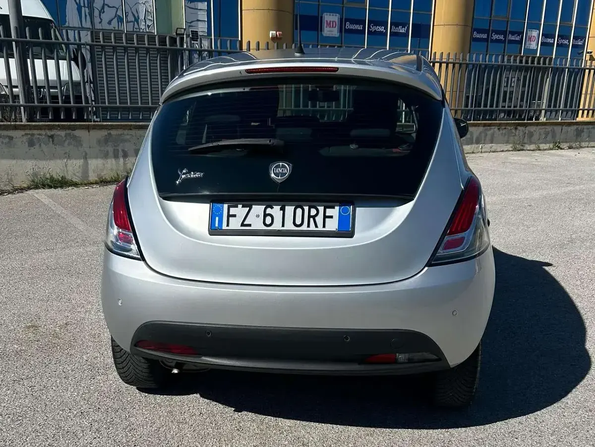 Usata Lancia Ypsilon Gold 69 CV (50 kW) 2014 Argento Utilitaria