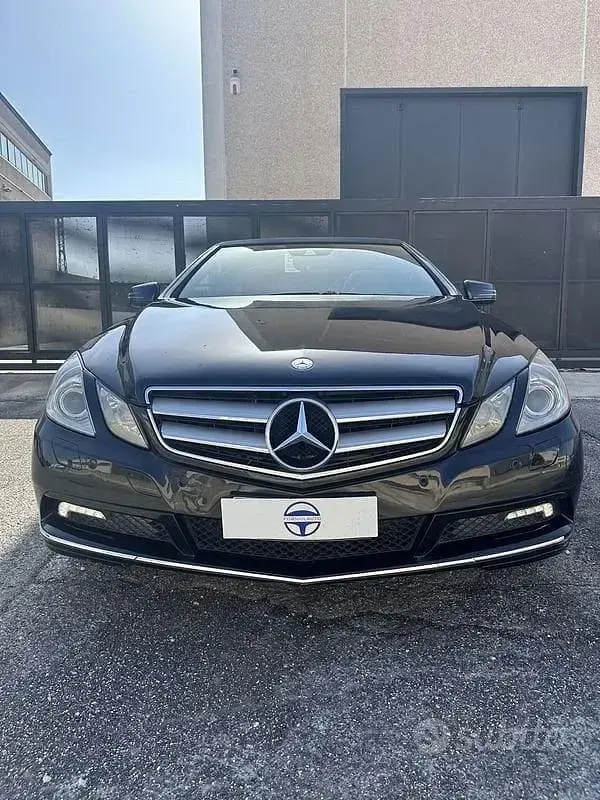 Usata Mercedes E250 Premium 204 CV (150 kW) 2010 Nero Cabrio