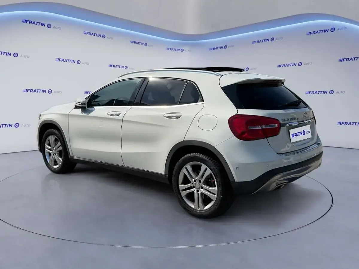 Usata Mercedes GLA200 136 CV (100 kW) 2016 Bianco calcite SUV
