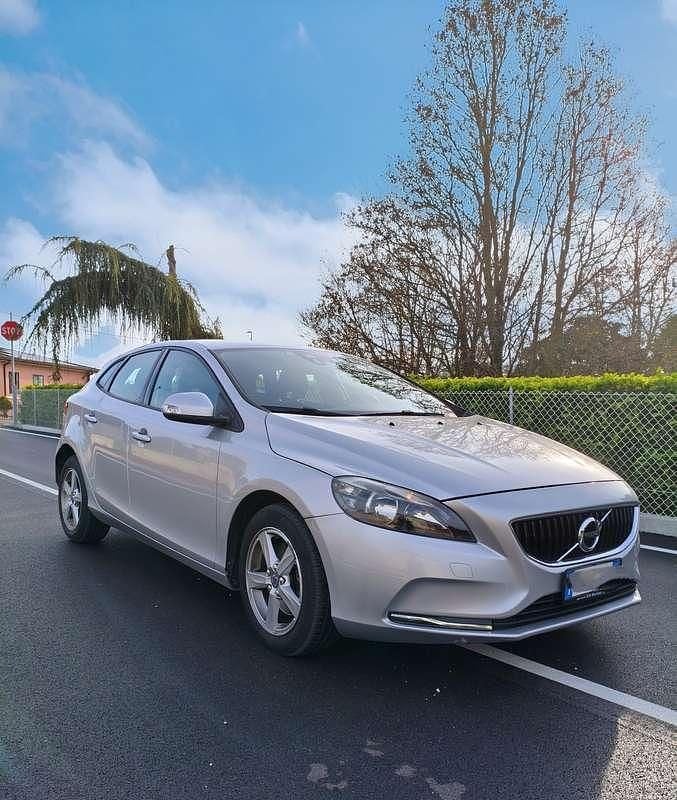Usata Volvo V40 R-Design 120 CV (88 kW) 2017 Argento Utilitaria
