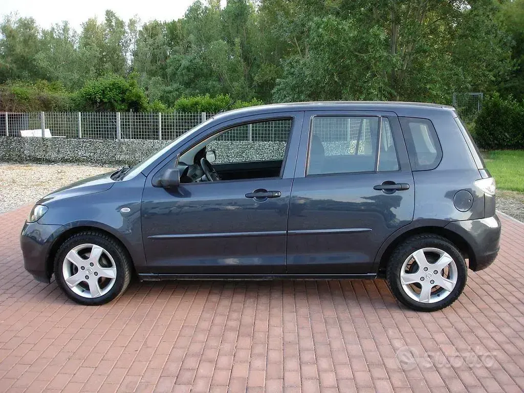 Usata Mazda 2 Style 68 CV (50 kW) 2007 Grigio Utilitaria