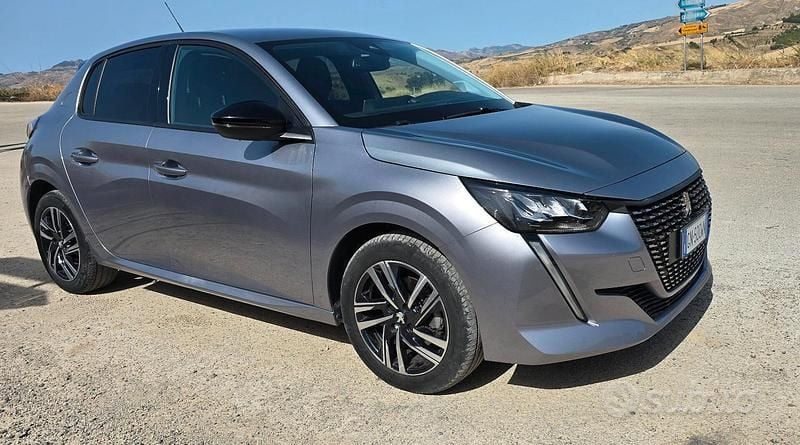 Usata Peugeot 208 Allure 102 CV (75 kW) 2023 Grigio Utilitaria