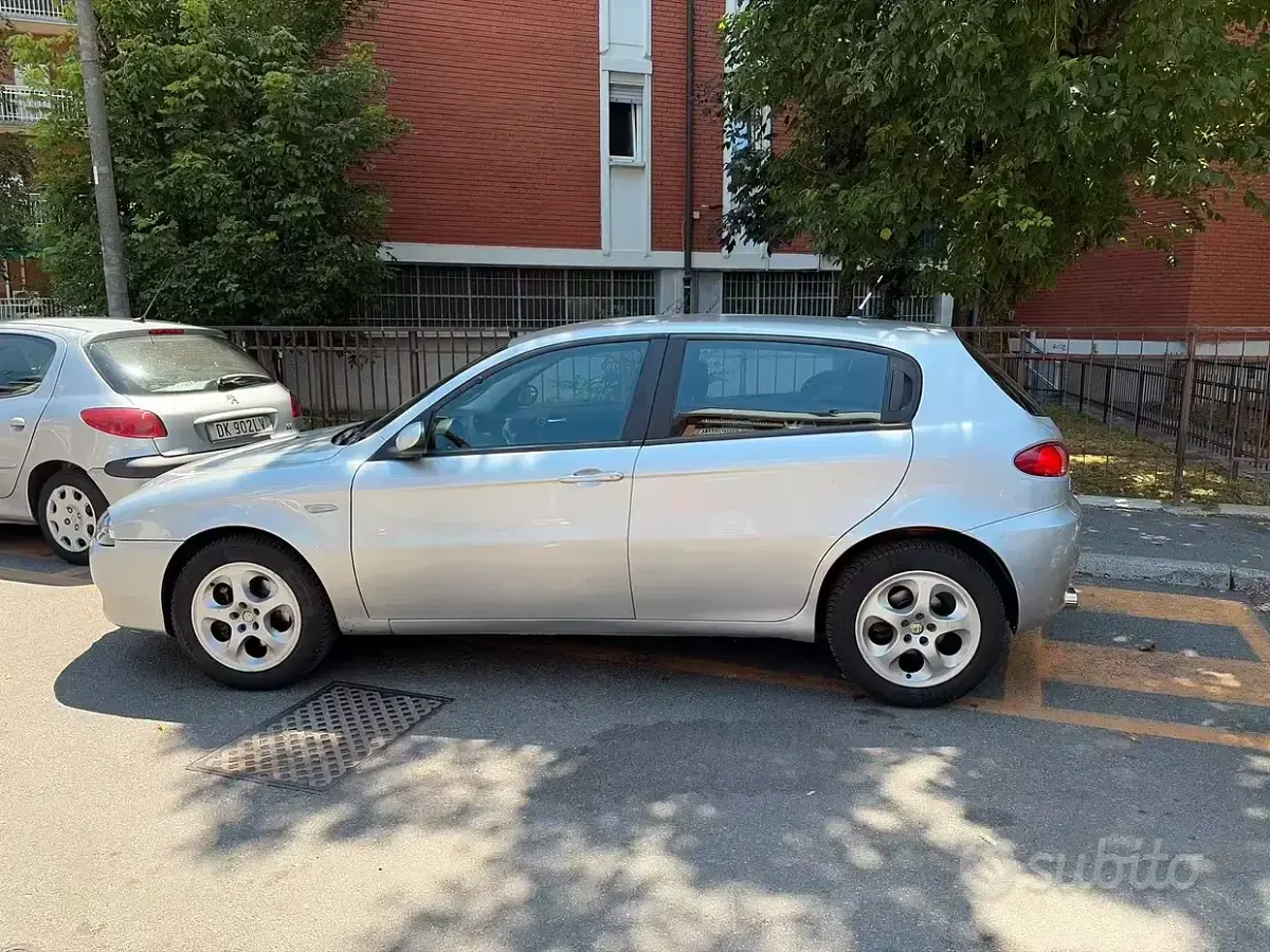 Usata Alfa Romeo 147 105 CV (77 kW) 2007 Grigio Utilitaria