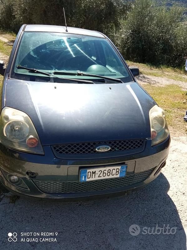 Usata Ford Fiesta 73 CV (53 kW) 2007 Grigio Utilitaria