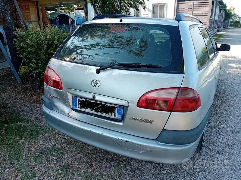 Usata Toyota Avensis 110 CV (80 kW) 2001 Grigio Station wagon