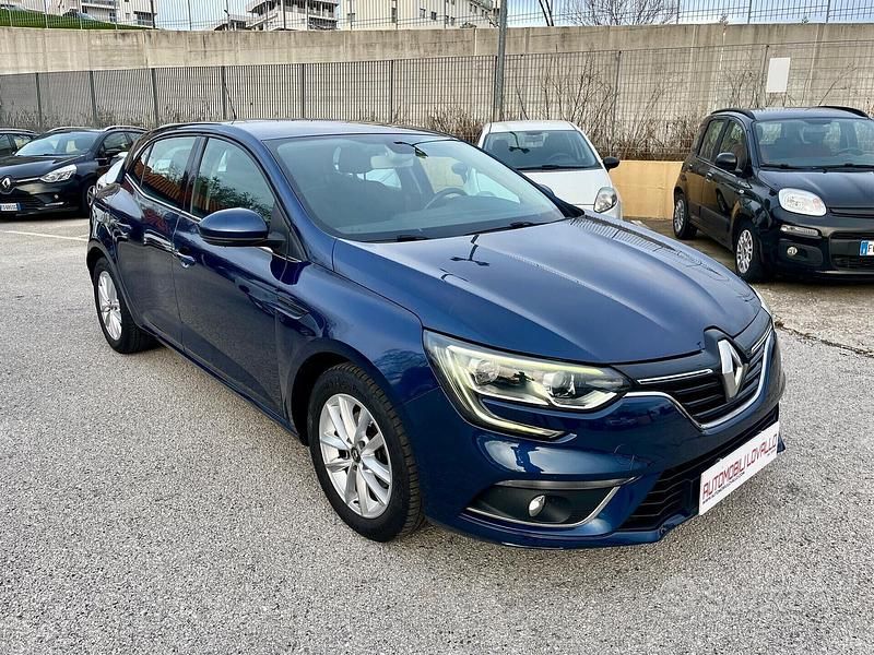 Usata Renault Mégane IV Business 110 CV (80 kW) 2018 Blu/azzurro Berlina