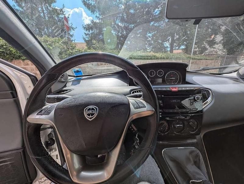 Usata Lancia Ypsilon 60 CV (44 kW) 2016 Bianco Utilitaria