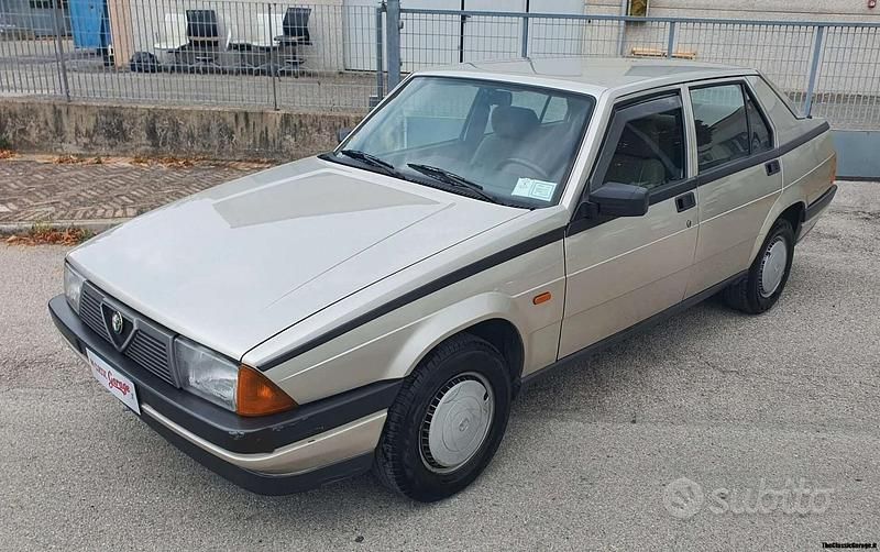 Usata Alfa Romeo 75 110 CV (80 kW) 1986 Grigio Berlina