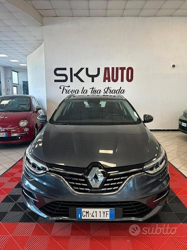 Grigio Usata 2023 Renault Mégane IV Tre volumi | 16.990 € (Buon prezzo) - Immagine 1/4