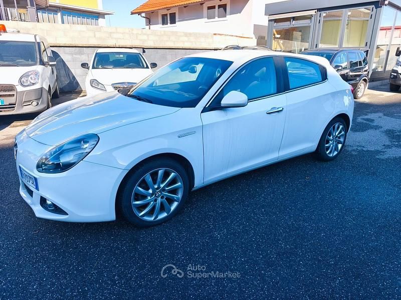 Bianco Usata 2016 Alfa Romeo Giulietta Distinctive Tre volumi | 5990 € (Molto cara) - Immagine 1/4