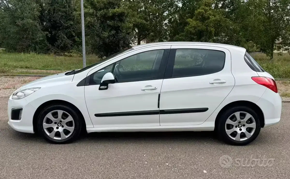 Usata Peugeot 308 Premium 98 CV (72 kW) 2011 Other Berlina