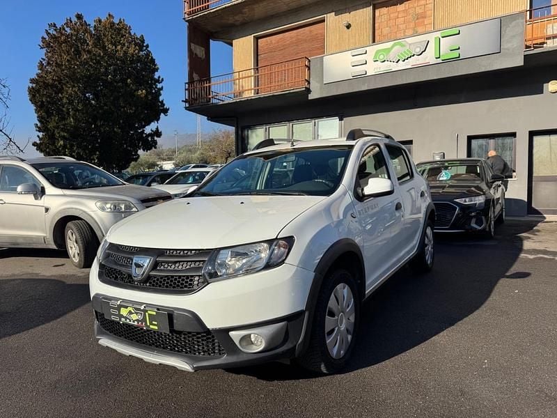 Bianco Usata 2014 Dacia Sandero Stepway Tre volumi | 6900 € (Cara) - Immagine 1/4