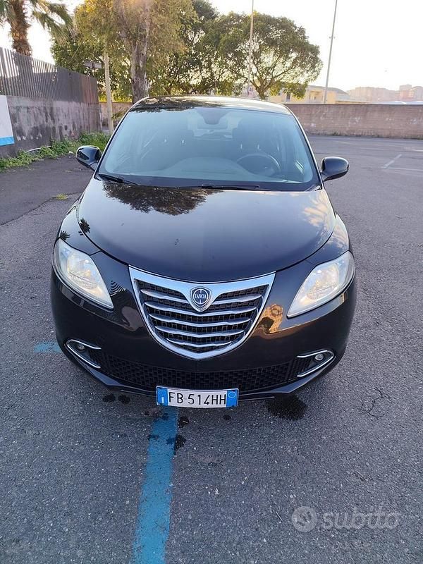 Usata Lancia Ypsilon 85 CV (62 kW) 2015 Nero Utilitaria