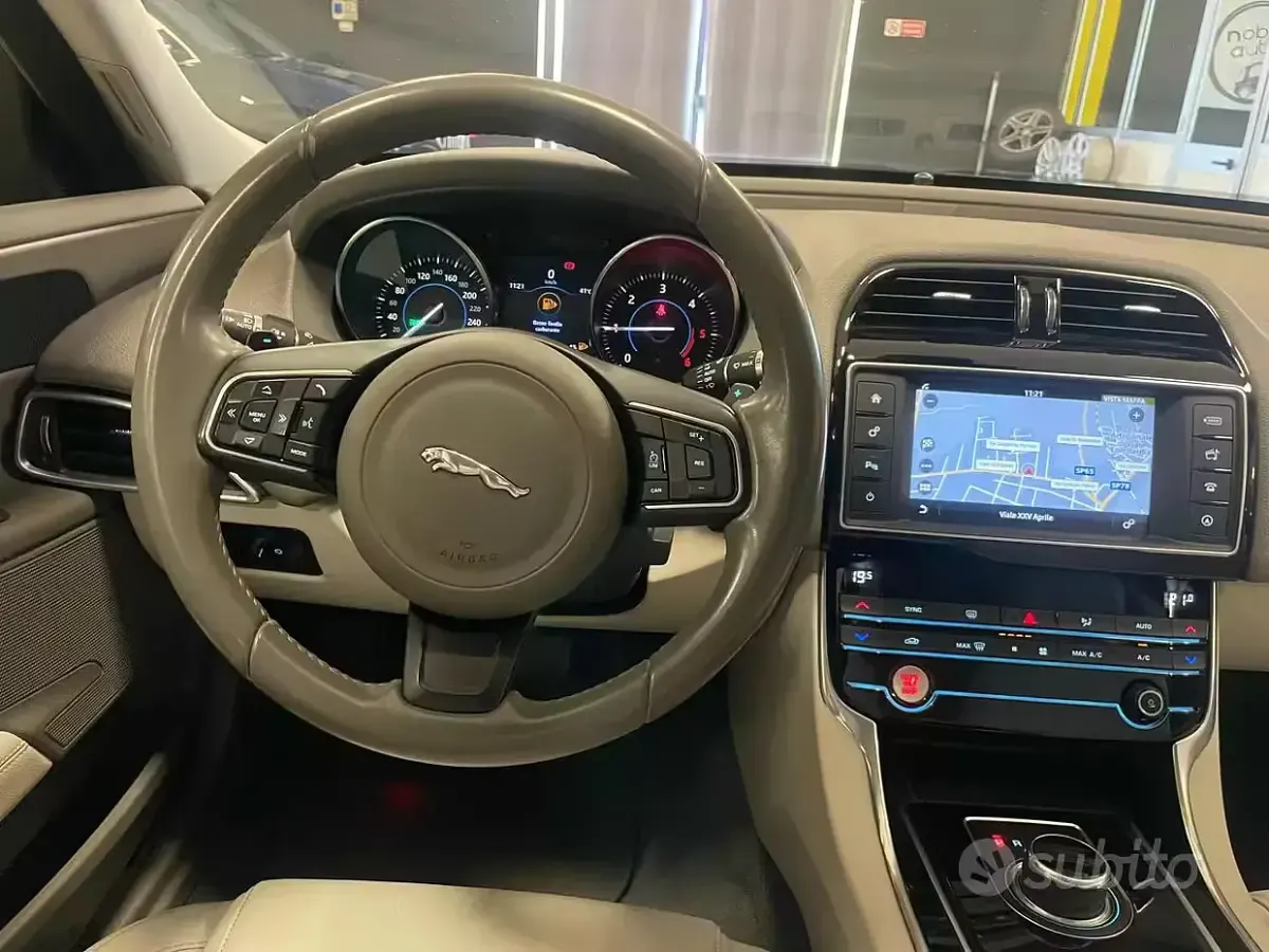 Usata Jaguar XE 179 CV (131 kW) 2017 Nero Berlina