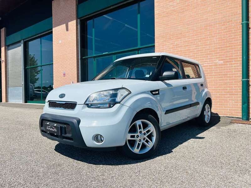 Usata Kia Soul 126 CV (92 kW) 2010 Argento SUV
