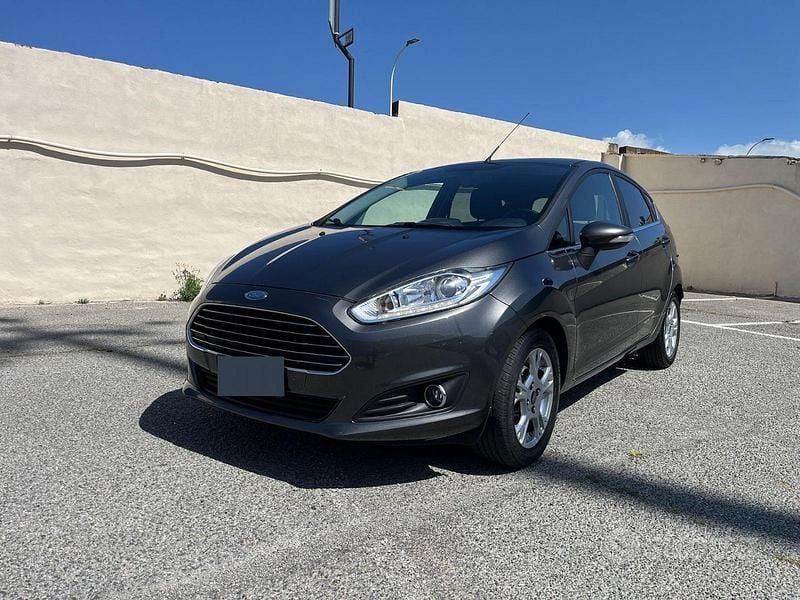 Usata Ford Fiesta 92 CV (67 kW) 2016 Grigio Berlina