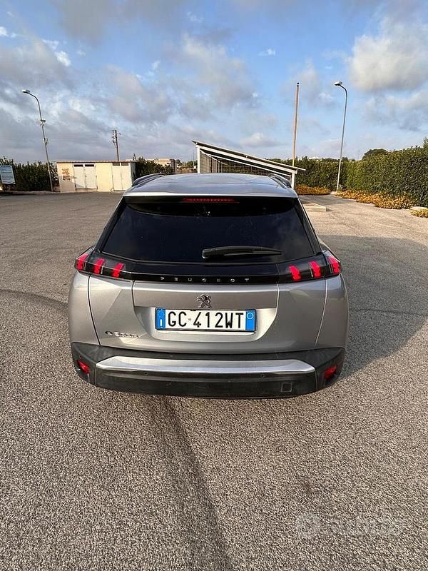 Usata Peugeot e-2008 Allure 100 kW (136 CV) 2021 Grigio SUV