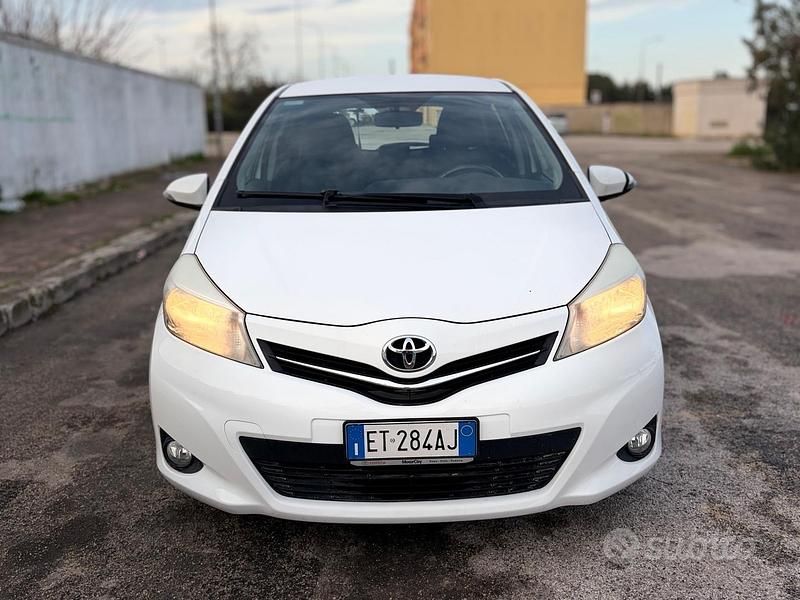 Usata Toyota Yaris Style 89 CV (65 kW) 2013 Bianco Berlina