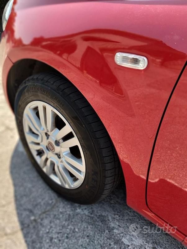 Usata Fiat Punto Lounge 69 CV (50 kW) 2016 Rosso Utilitaria