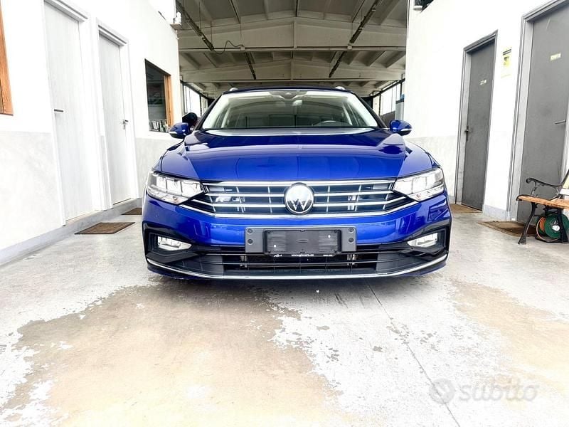 Usata VW Passat R-line 200 CV (147 kW) 2021 Blu/azzurro Berlina