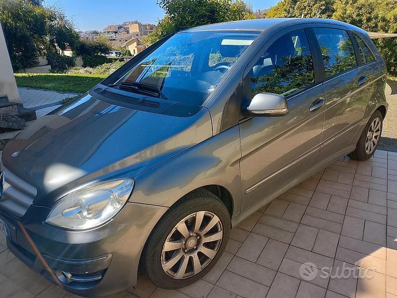 Usata Mercedes B200 2012 Grigio Monovolume