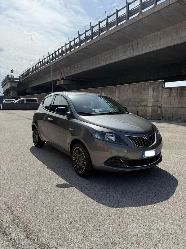 Usata Lancia Ypsilon 69 CV (50 kW) 2022 Grigio Utilitaria