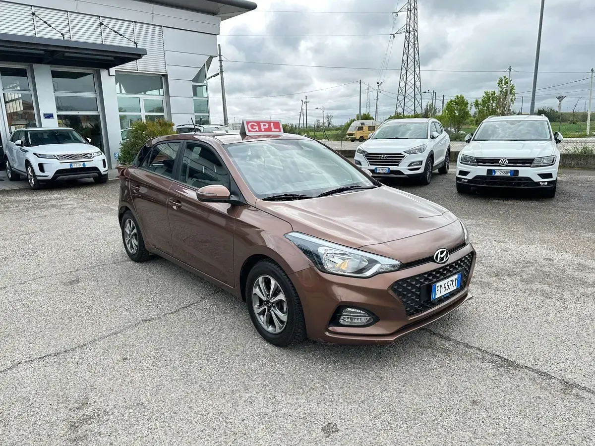 Begagnad Hyundai i20 75 HK (55 kW) 2019 Brun Halvkombi