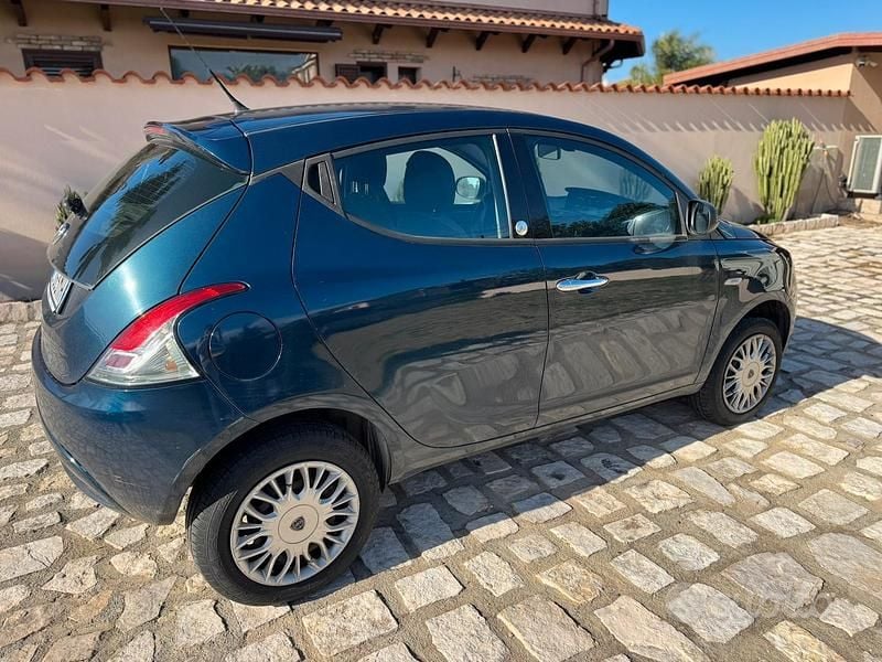 Usata Lancia Ypsilon 80 CV (58 kW) 2016 Blu Utilitaria