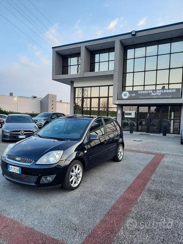 Usata Ford Fiesta Ghia 67 CV (49 kW) 2007 Nero Utilitaria